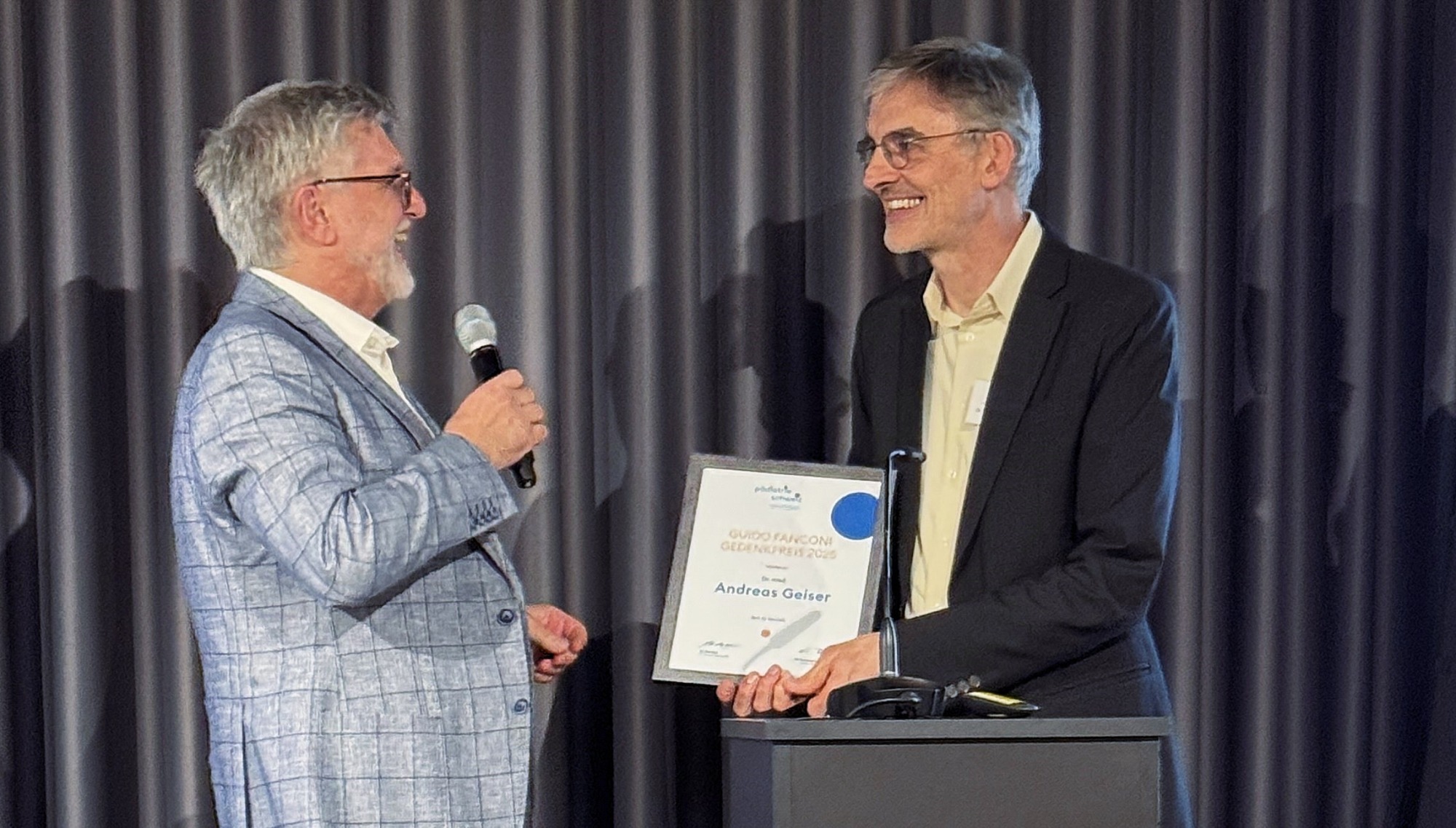 Dr. med. Andreas Geiser (rechts) und Dr. med. Philipp Jenny bei der Preisverleihung in Bern. 