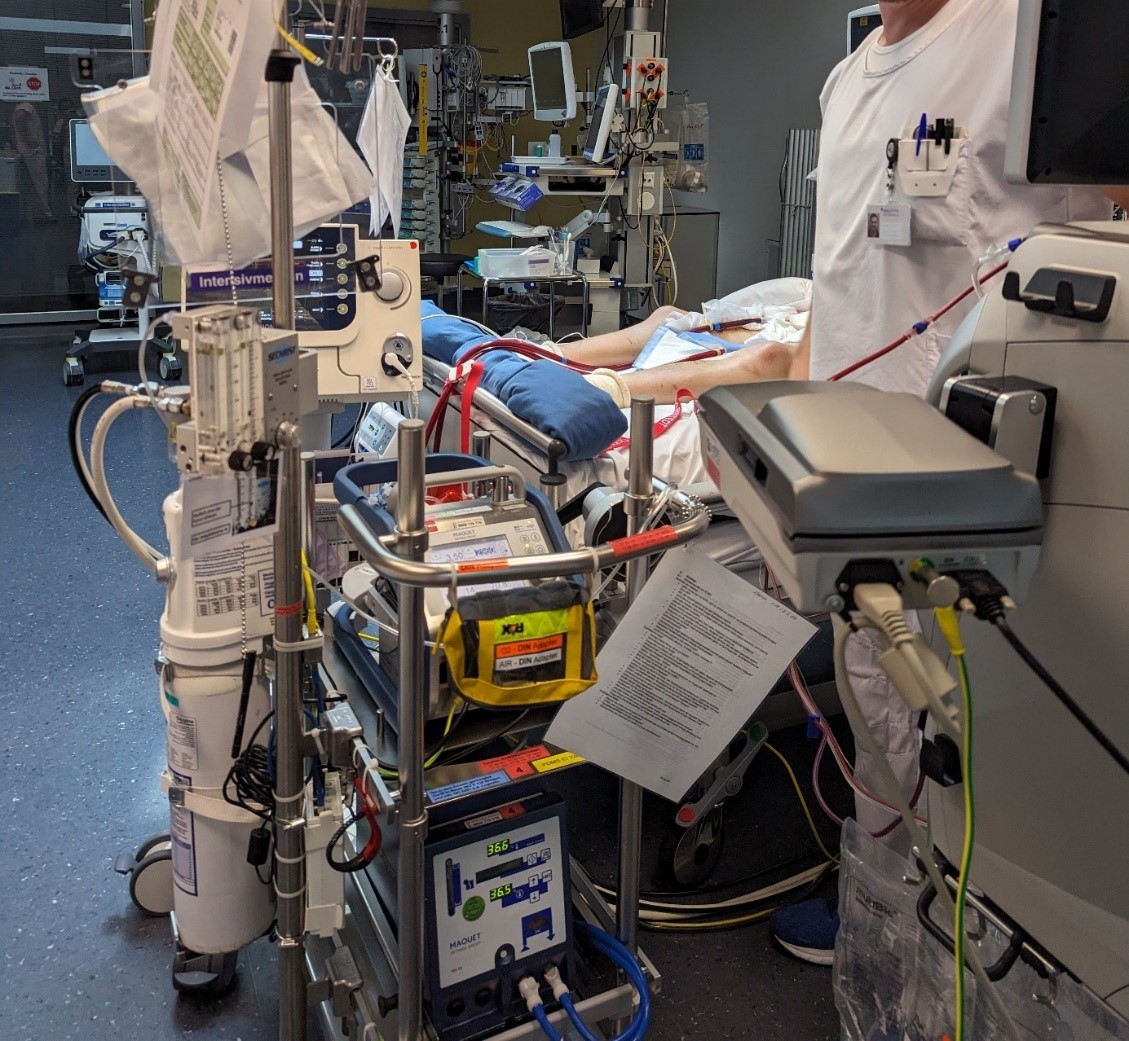 Das blaue Gerät (oben auf dem Gestell) ist die ECMO